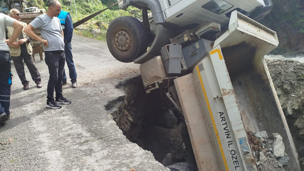 artvinde yol aniden coktu kamyon cukura dustu bmMBOY1f