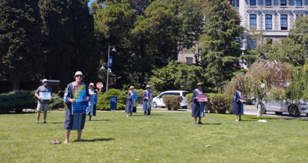 bogazici universitesinde ogrencilere kahve dagitan profesore sorusturma jiZX2N4X