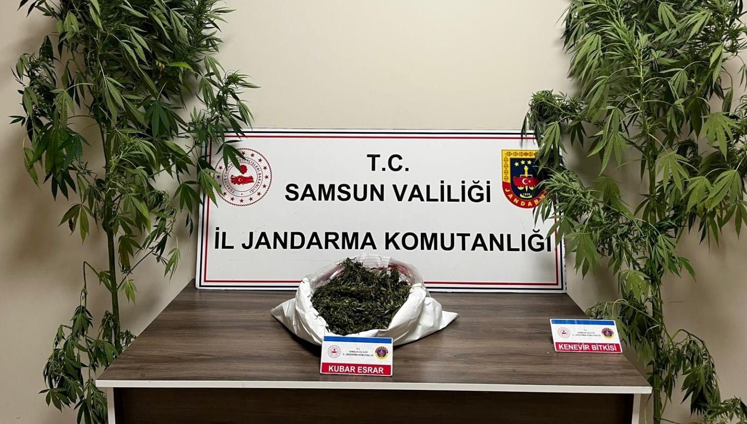 jandarma 3 kilo 237 gram esrar ele gecirdi xeU95EnI