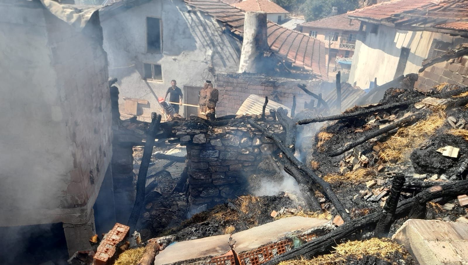 tokatta yangin ev ve samanlik kullanilamaz hale geldi 7hR6HTPm