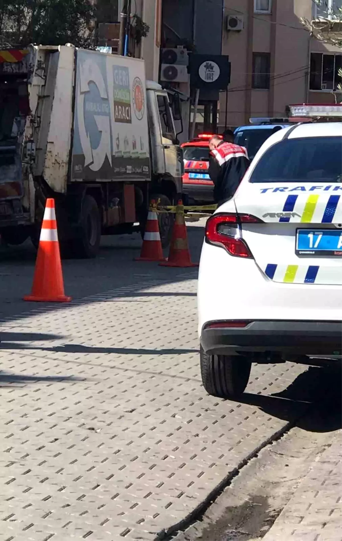 canakkalede yasli adam kamyonun carpmasi sonucu hayatini kaybetti KjdCpp9M