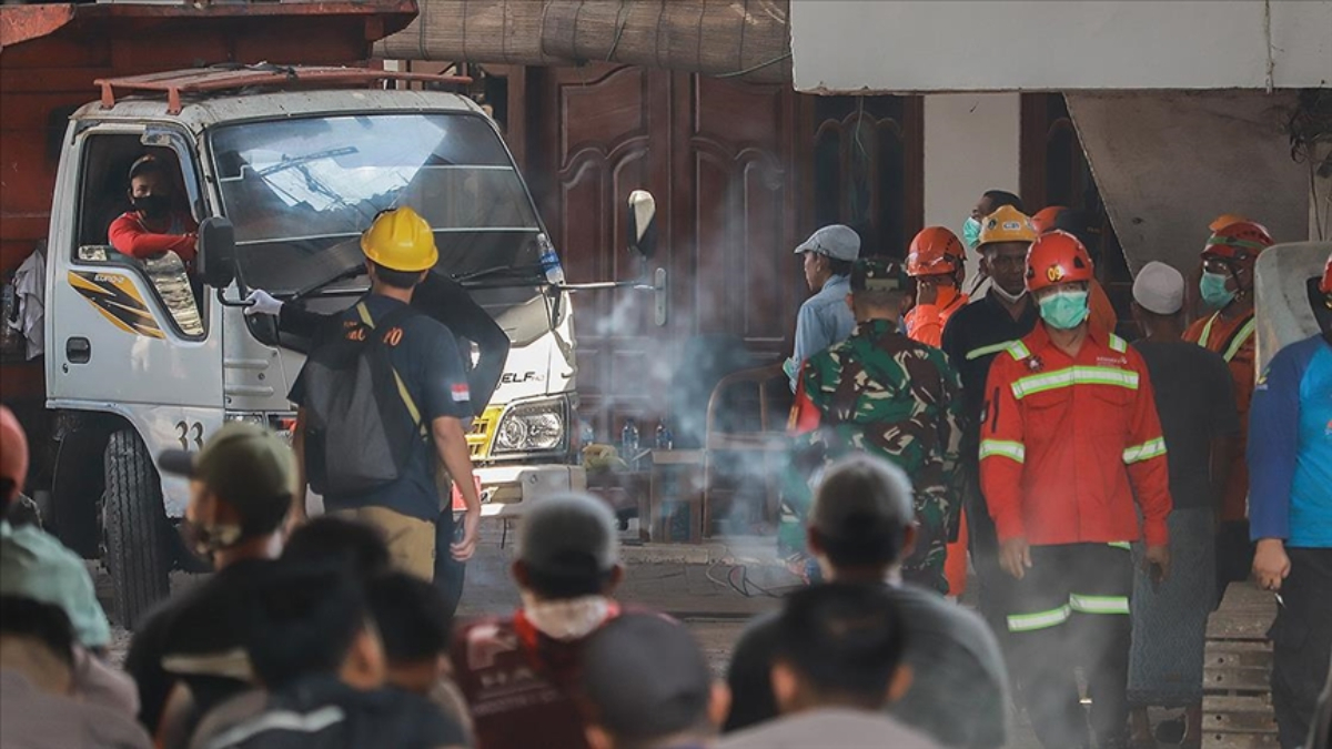 endonezyada coken okul binasinda olu sayisi artiyor RAmV7ACF