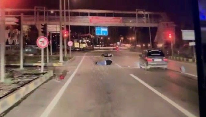 otomobil kirmizi isikta duran motosiklete carpti TiZflHPO