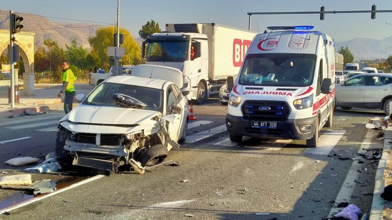 malatyada iki otomobil carpisti yaralilar var AckbDdMc.jpg