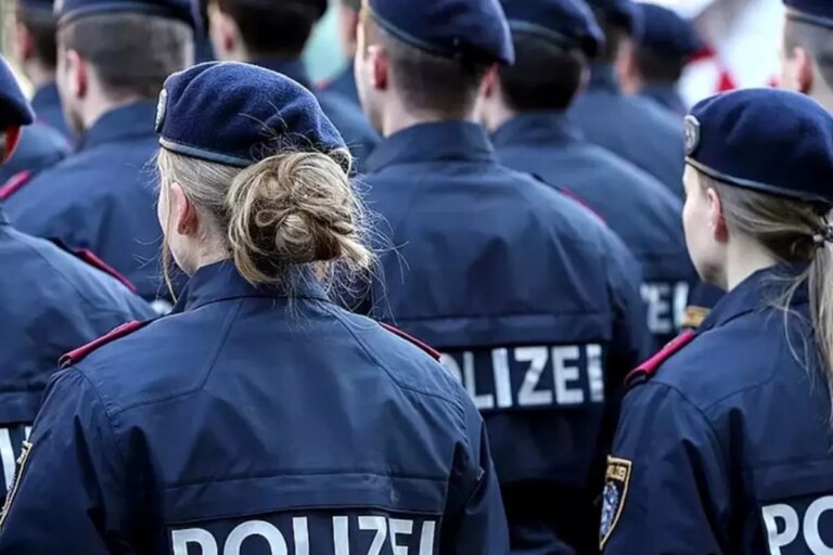 avusturya-polisinde-ciplak-fotograf-skandali-meraki-isinden-ediyordu-WVTYPu1K.jpg