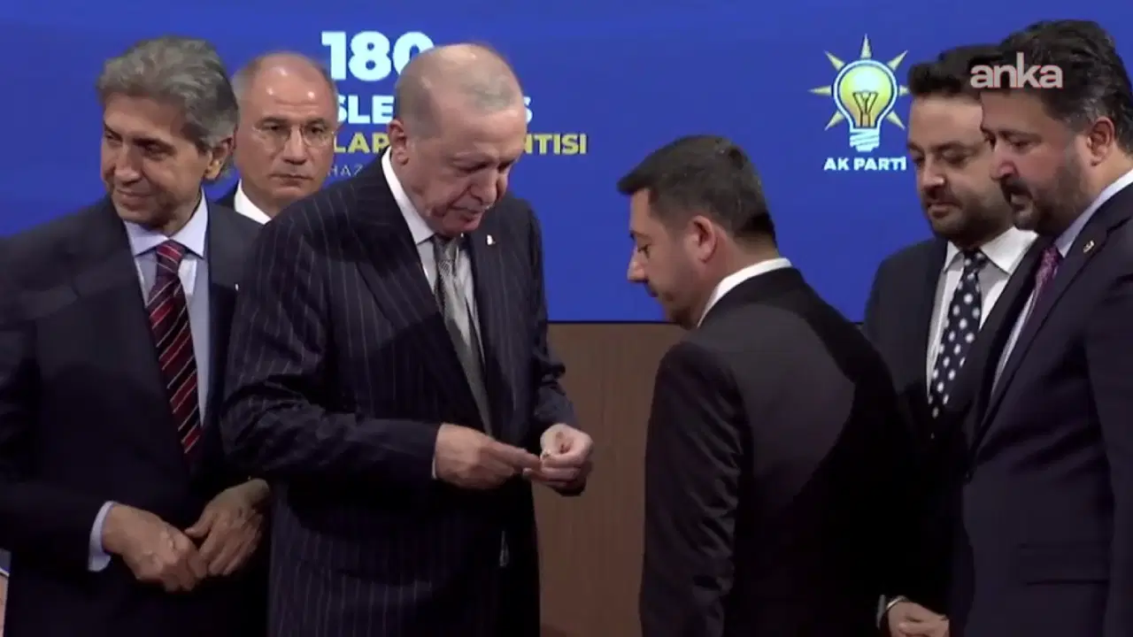 AKP’li Cumhurbaşkanı Erdoğan, Rasim Arı, Mesut Özarslan ve Mehmet Özcan’a rozet taktı