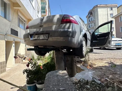 El freni cekilmeyen otomobil hareket edip istinat duvarinda asili kaldi 8zLGpKBa