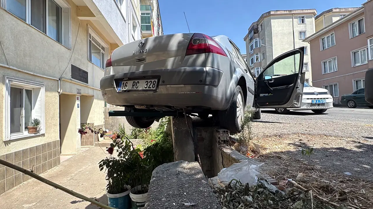 El freni cekilmeyen otomobil hareket edip istinat duvarinda asili kaldi 8zLGpKBa