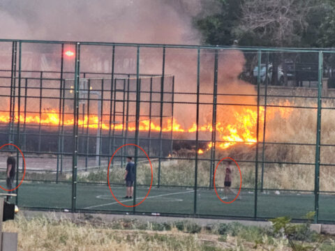 Yangina ragmen futbol alevlerin golgesindeki mac kamerada f94eEX3z